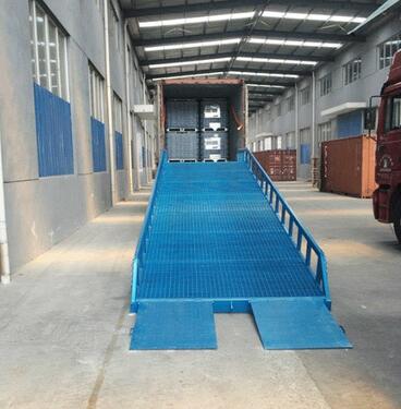 移動(dòng)式叉車(chē)裝卸臺(tái)采用鋼格板防水銹蝕「泰江鋼格板」